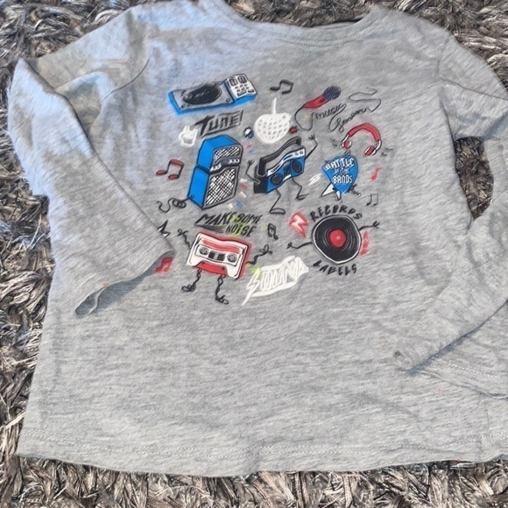 Primark boys 3T long sleeve t 5T fit is 3T.